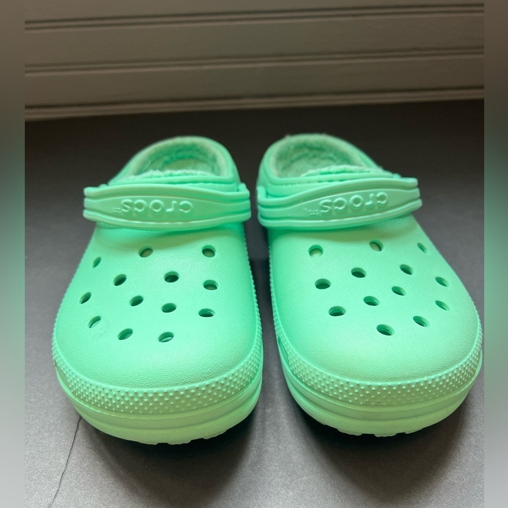 CROCS Green Slippers with Molded Design and Textured Footbed size J 4 - Picture 2 of 6